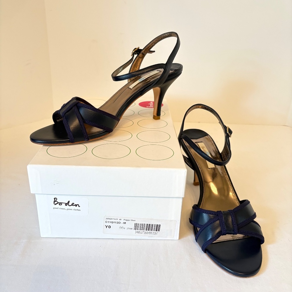 Boden Poppy Heal - Navy 40 **NEVER WORN**